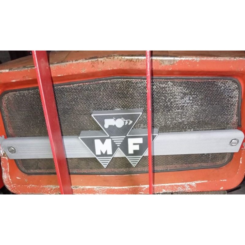 Emblème avant  MF122 MF130 MF133 MF135 MF140 MF142 MF145 MF 148MF150 MF152 MF155 MF158