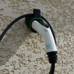 Support noir pour prise de charge Type 2 avec support de câble - mur et prise
